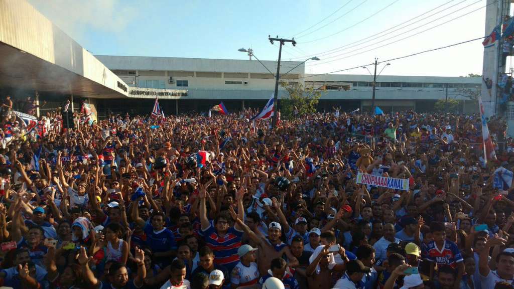 Torcida do Fortaleza tomou as ruas da cidade e o aeroporto para receber a delegação