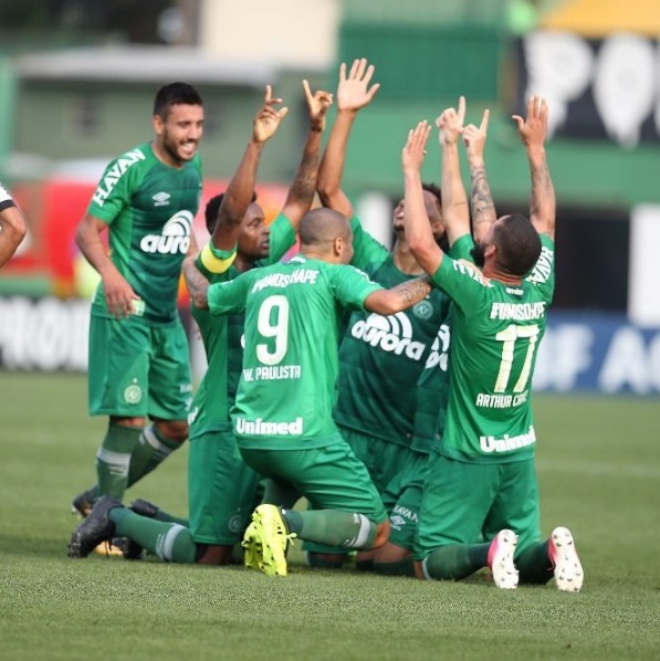 Jogadores da Chapecoense comemoram gol de Lucas Marques: Alívio na clássificação - Foto: Reprodução Instagram Chapecoense