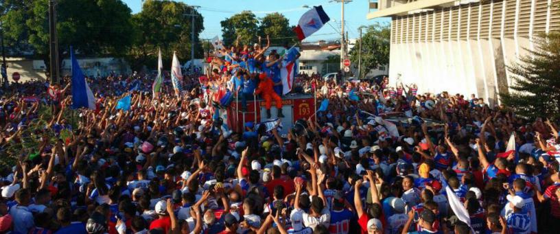 Torcida Tricolor acompanhou caminhão de Corpo de Bombeiros com time do Fortaleza