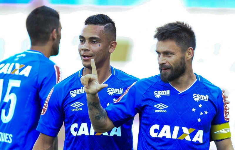 Rafael Sóbis comemora gol ao lado de Bryan: Cruzeiro bateu o lanterna Atlético-GO