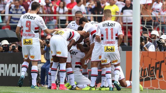 São Paulo festejou muito do gol, mas nos vestiários reclamou de vários erros da arbitragem