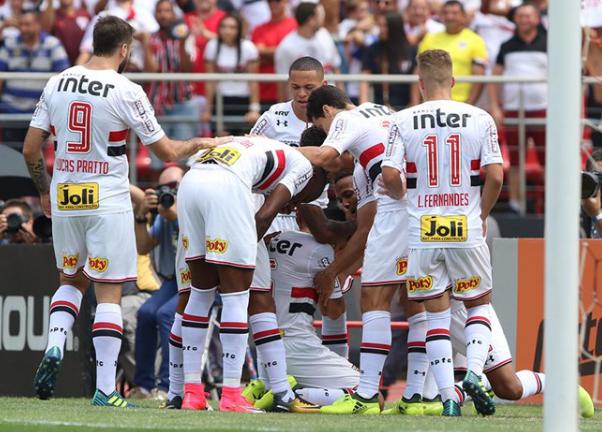 Sãopaulinos festejam o gol diante de mais de 62 mil torcedores no Morumbi