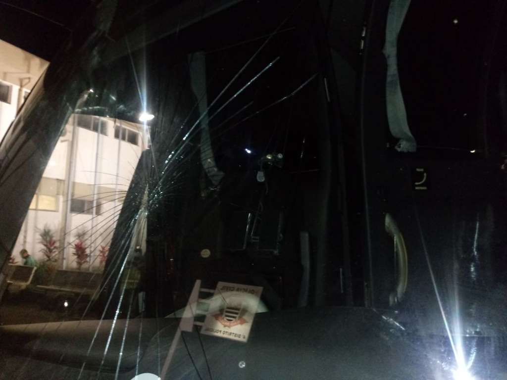 Vidro dianteiro do ônibus foi danificado, além de alguns amassos na lataria