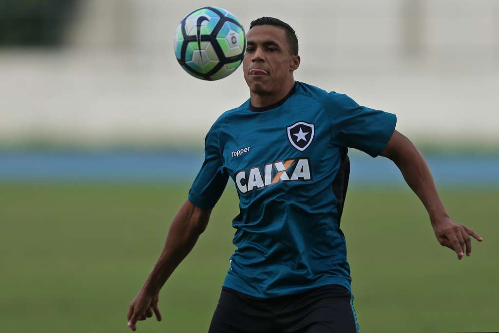 Arnaldo indica que deve renovar em breve com o Botafogo: 'Só falta assinar'