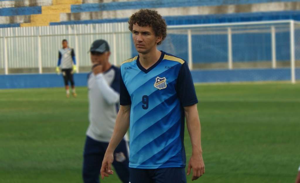 Jorginho acompanha de perto o treino de seus jogadores em busca da primeira vitória da segunda fase da Copa Paulista