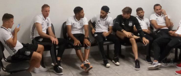 Jogadores vão ter que erguer a cabeça depois de agressões e ameaças de um grupo de torcedores