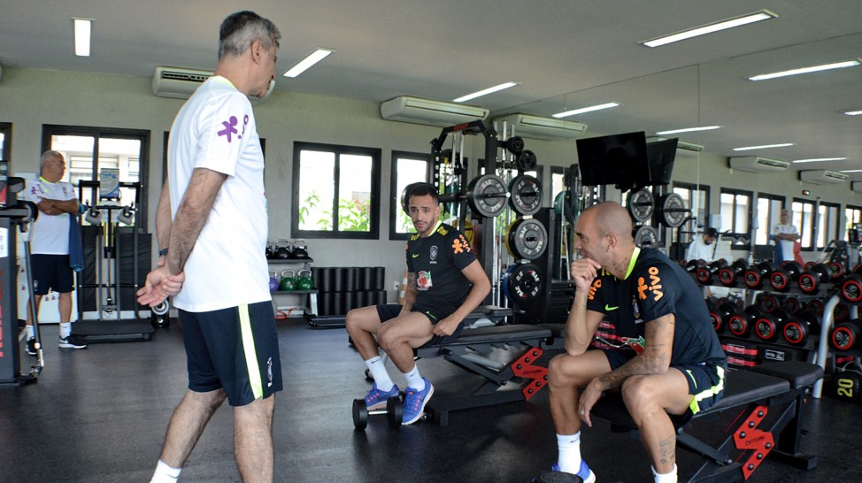 Tardelli e Renato Augusto treinam no Ninho do Urubu para jogos da seleção