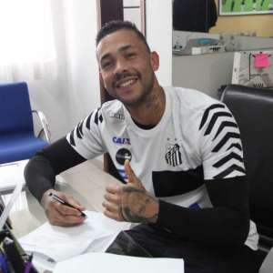 Vladimir renova com o Santos até 2020 e celebra reconhecimento