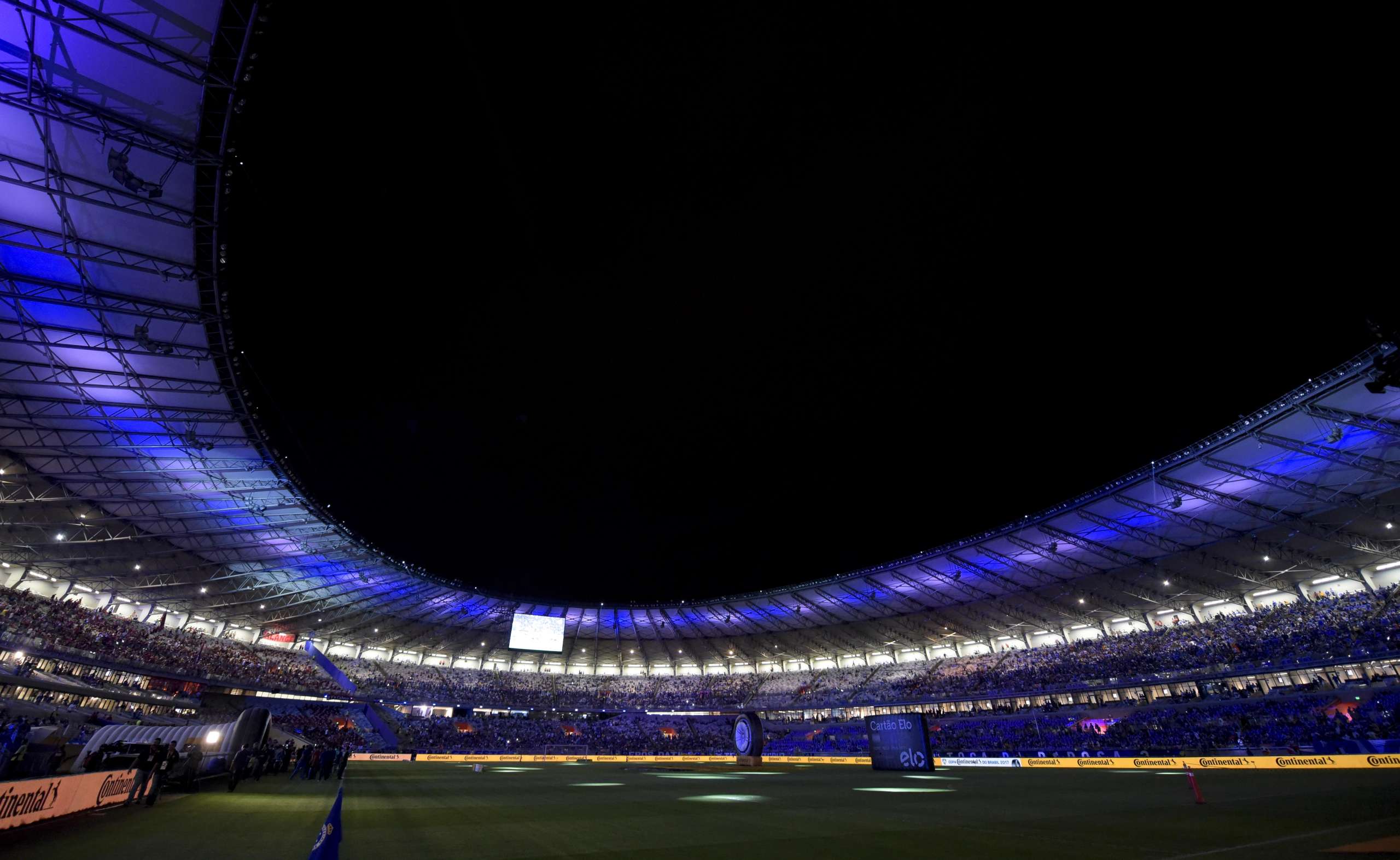 Cruzeiro apaga decepções, exibe força e volta a levantar uma taça no Mineirão