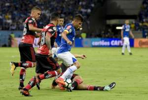 Rueda lamenta erros de finalização do Flamengo em final e defende Diego e Muralha