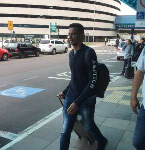 Novo reforço do Grêmio, Cícero desembarca em Porto Alegre e é elogiado por Renato