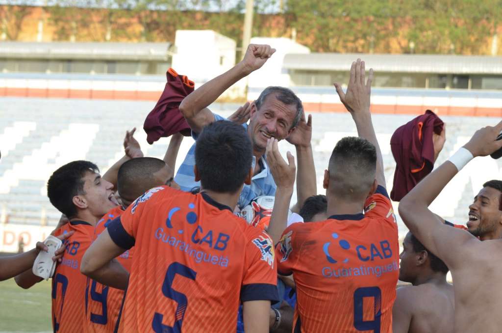 Jogadores comemoram com Dado Oliveira, o acesso conquistado nessa temporada