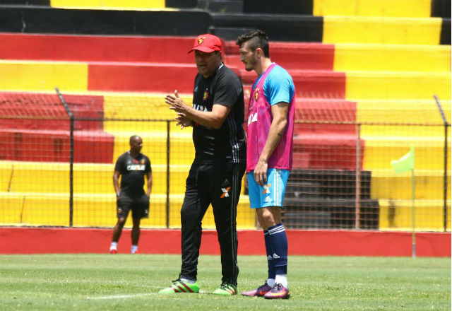 Vanderlei Luxemburgo conversou muito com os jogadores