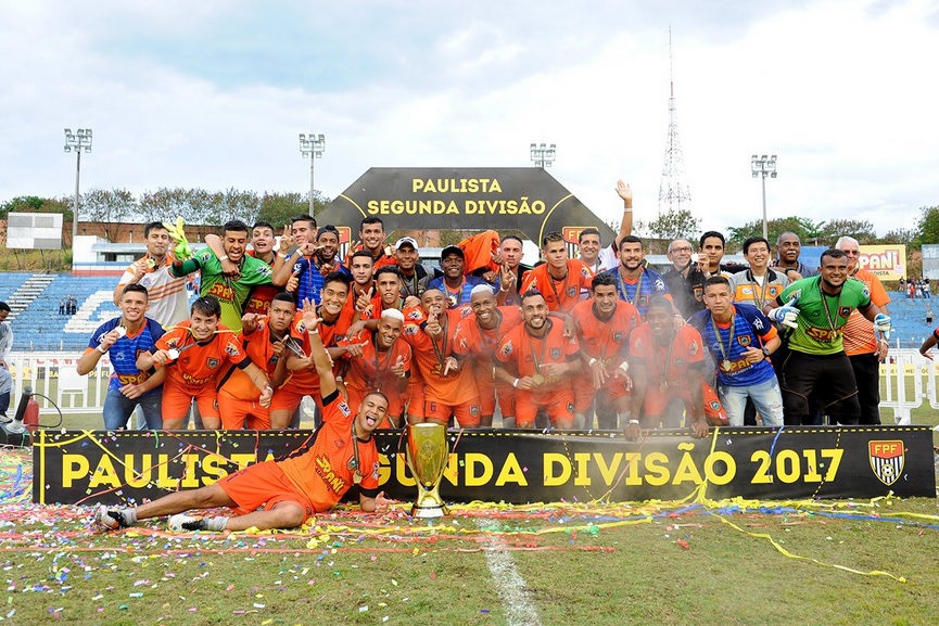 Manthiqueira comemora o inédito título no gramado - Fotos: Rodrigo Corsi/FPF/Canon