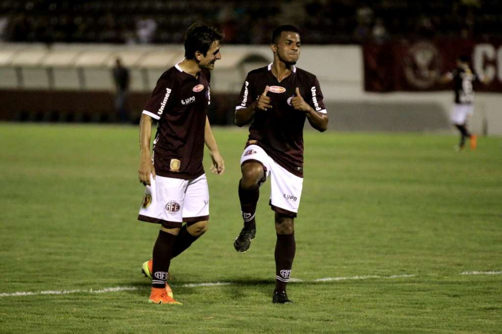 Ferroviária empata em casa, mas segue líder