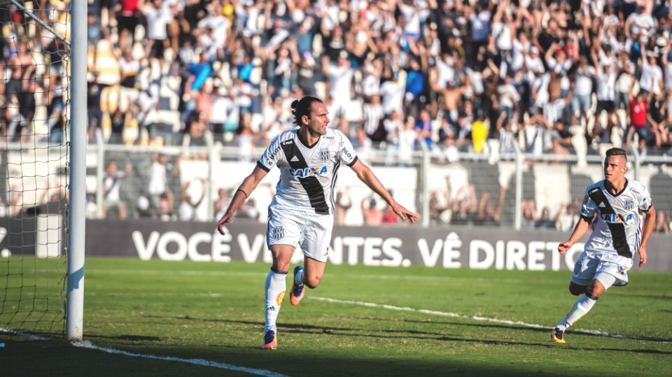 Léo Gamalho aprova estilo de jogo implantando por Eduardo Baptista