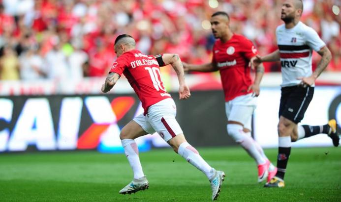 D' Alessandro bate pênalti e corre para festejar com a torcida colorada no Beira-Rio