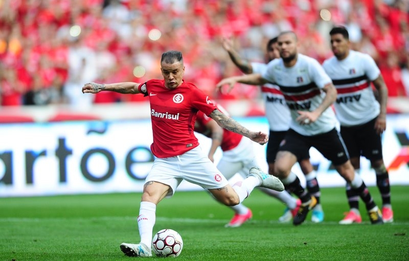 Com dois gols de D'Alessandro, Internacional afunda Santa Cruz e aumenta vantagem na liderança