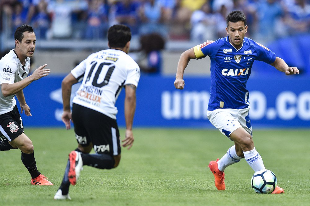 Após levar o primeiro gol de Rafinha, ainda no primeiro tempo, o atacante Clayson saiu do banco de reservas para salvar o time paulista
