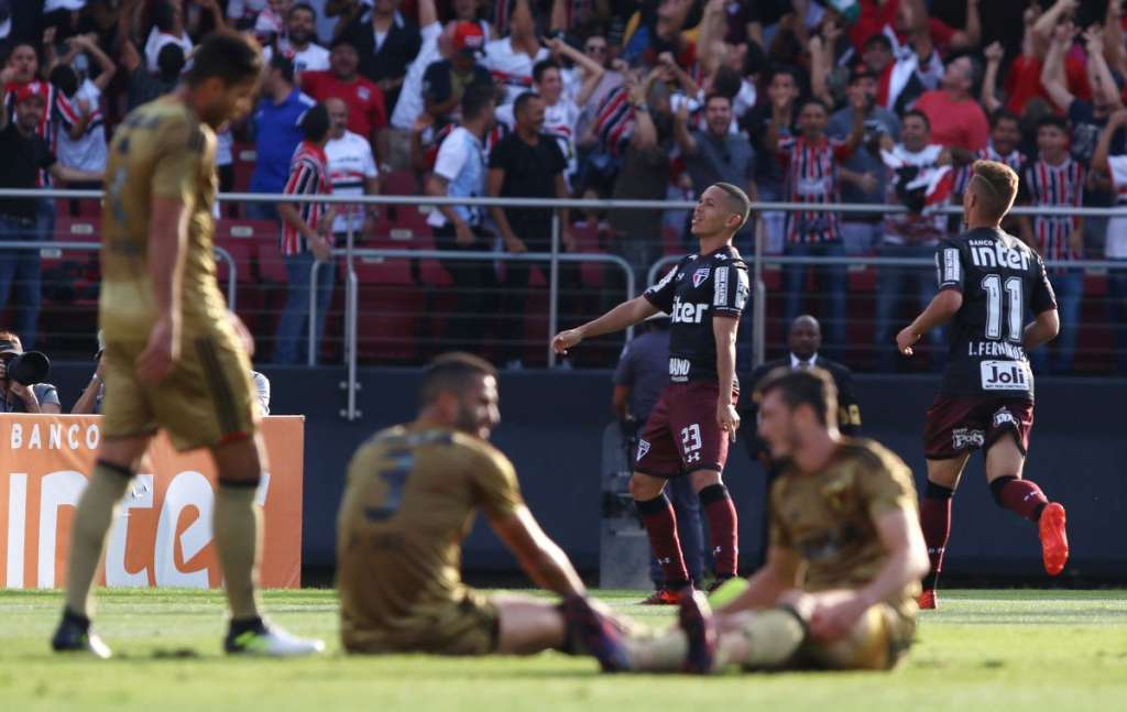 Com a vitória e resultados favoráveis nos outros jogos, o São Paulo volta a ficar fora da zona de rebaixamento