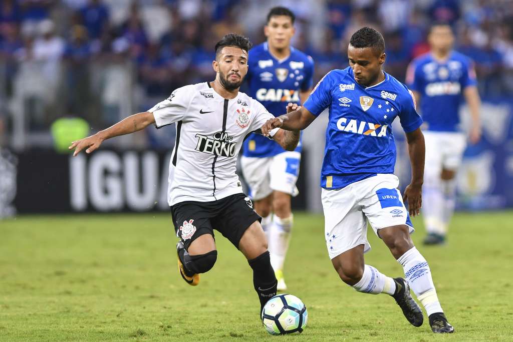 Clayson saiu do banco de reservas para ajudar o Corinthians a sair do Mineirão com um empate