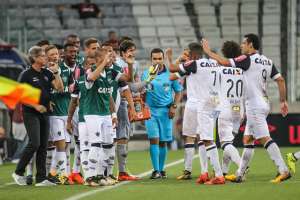 Atlético-PR 0 x 2 Atlético-MG - Robinho dá show e Galo vence na estreia de Oswaldo