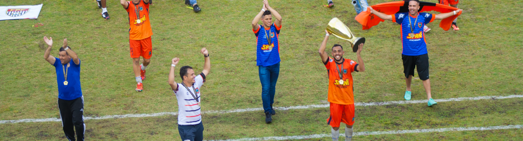 Jogadores do Manthiqueira comemoram o título inédito na história do clube