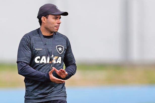 Jair evita criticar Botafogo por revés e admite abalo com drama vivido por Roger
