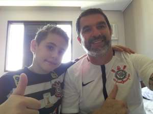 BRASILEIRÃO PREMIADO: Torcedor de Rio das Pedras recebe a camisa do Corinthians