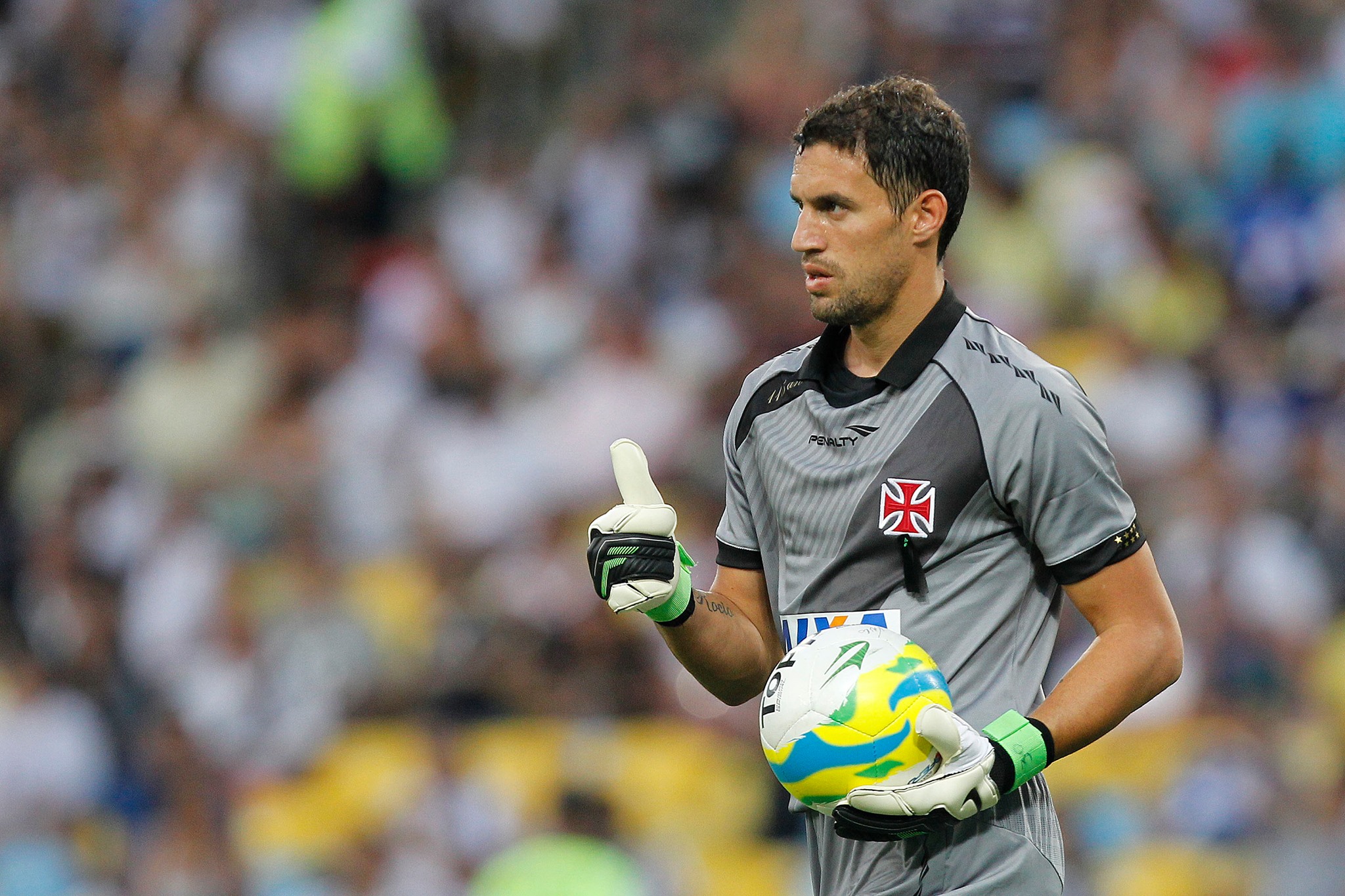 Martín Silva inicia tratamento de lombalgia para voltar ao Vasco contra o Avaí