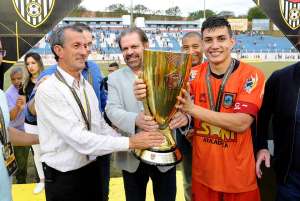 Segundona: Com fama de louco, presidente do Manthiqueira ergue taça honrando fair play