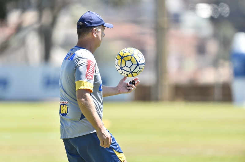 Cuca deixa futuro em aberto e Palmeiras sonda Mano Menezes, técnico do Cruzeiro