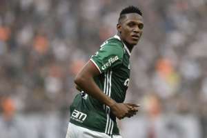 Mina treina com o elenco e fica perto de voltar ao Palmeiras
