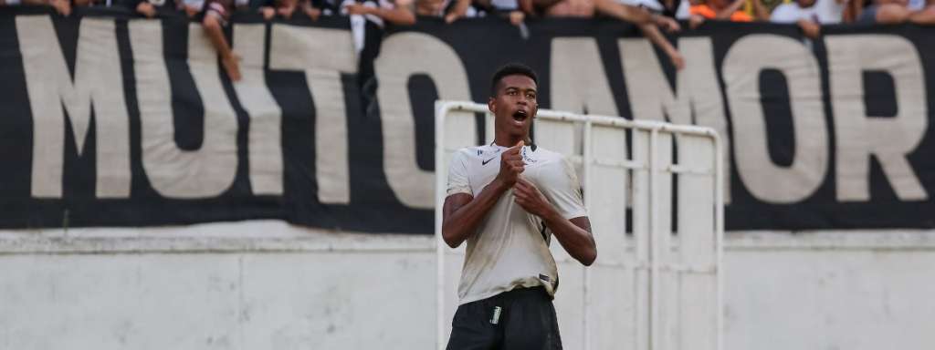 Em briga na Justiça com o Corinthians, Carlinhos entra na mira de clube francês