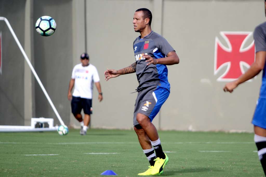 Luis Fabiano volta a treinar no campo, mas ainda não tem data de retorno no Vasco