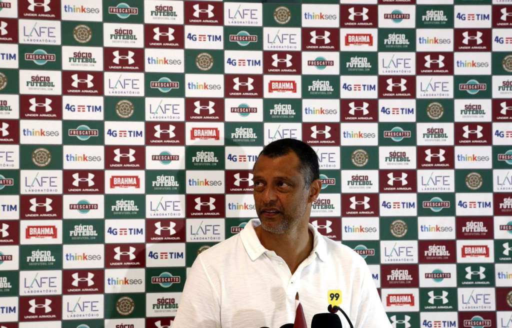 Diretor admite queda do Flu, mas elogia jogadores e mira recuperação no clássico