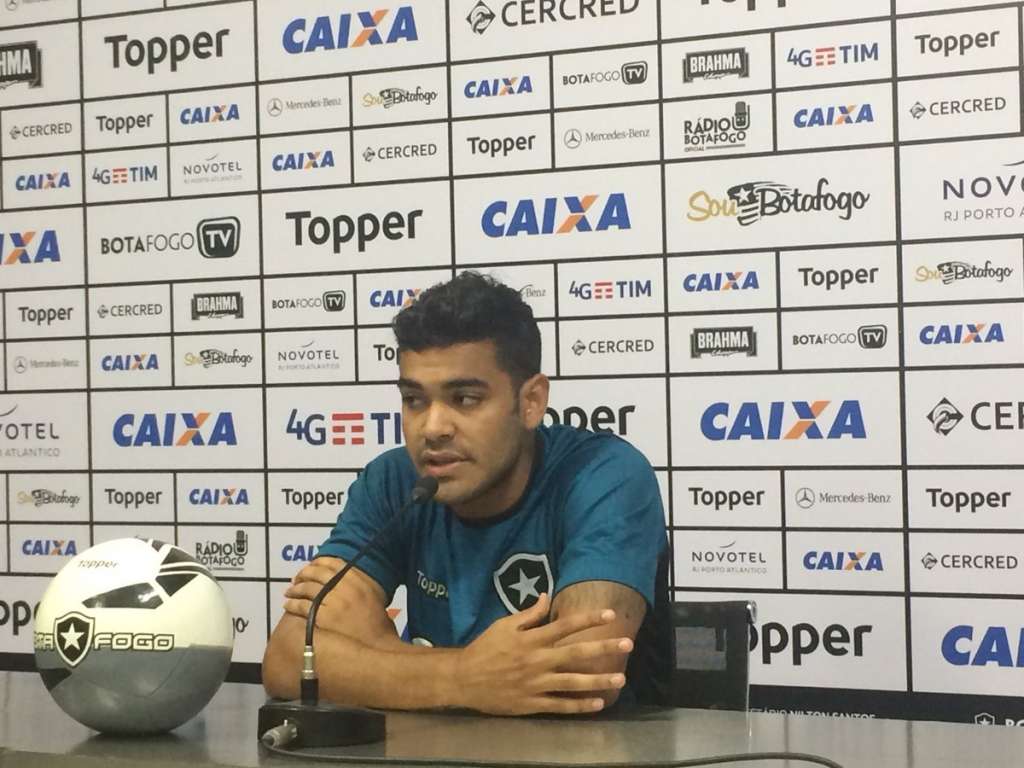 Brenner celebra gols pelo Botafogo e explica homenagem a Roger