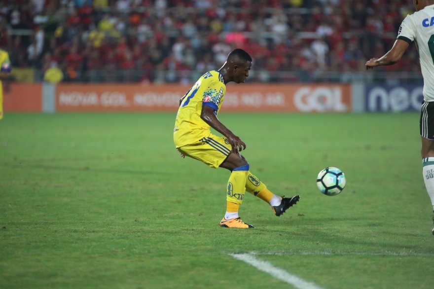 Com problemas físicos, Réver e Vinícius Júnior preocupam no Flamengo