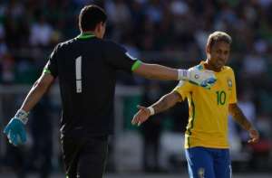 Eliminatórias: Goleiro boliviano ganha parabéns e camisa de Neymar por atuação