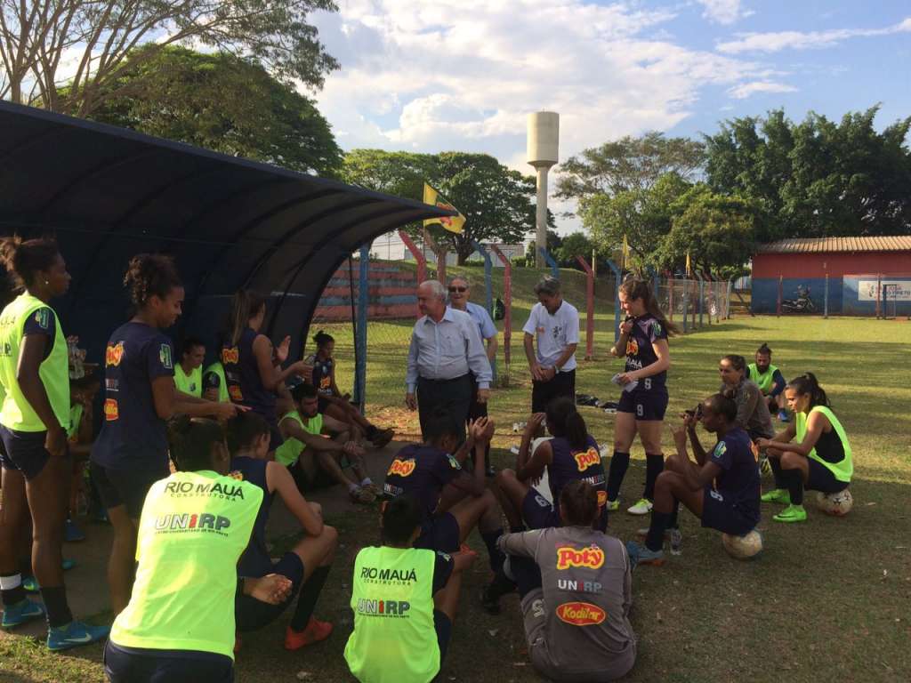 Antes do treino, Rodrigues conversou com as jogadoras e saiu do campo do Distrito Industrial animado com o astral do grupo