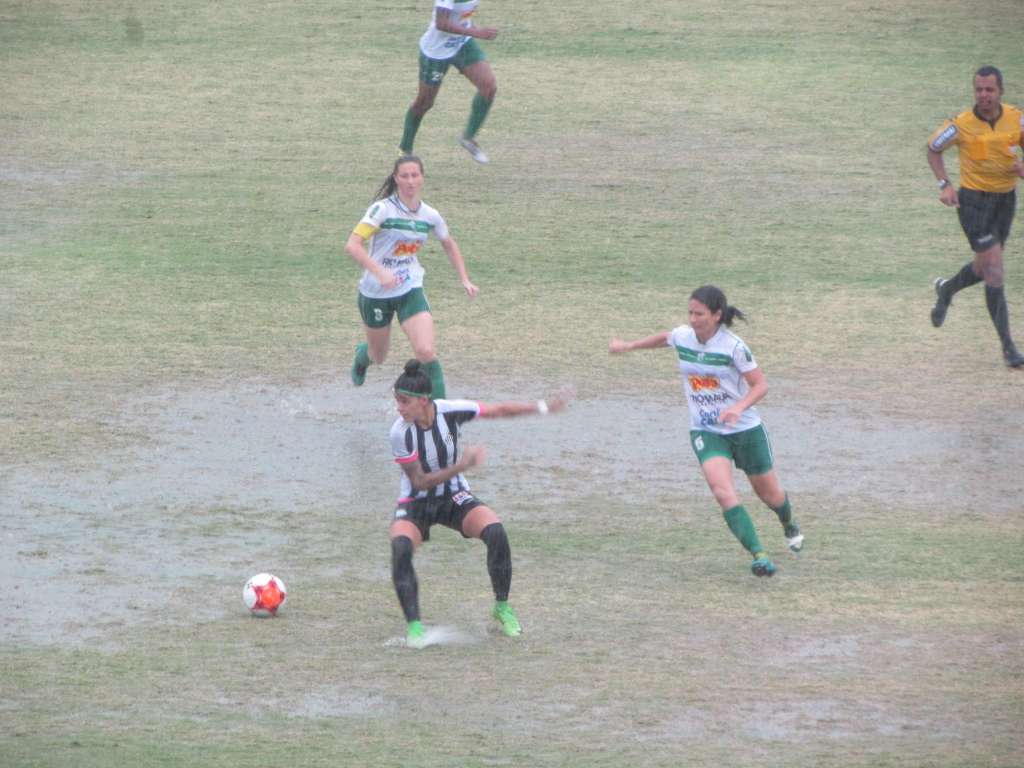 Sob forte chuva, o primeiro jogo da grande final entre as duas equipes terminou empatado em 1 a 1 (Foto: Muller Merlotto Silva)
