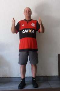 BRASILEIRÃO PREMIADO: Torcedor de São Paulo recebe a camisa do Flamengo