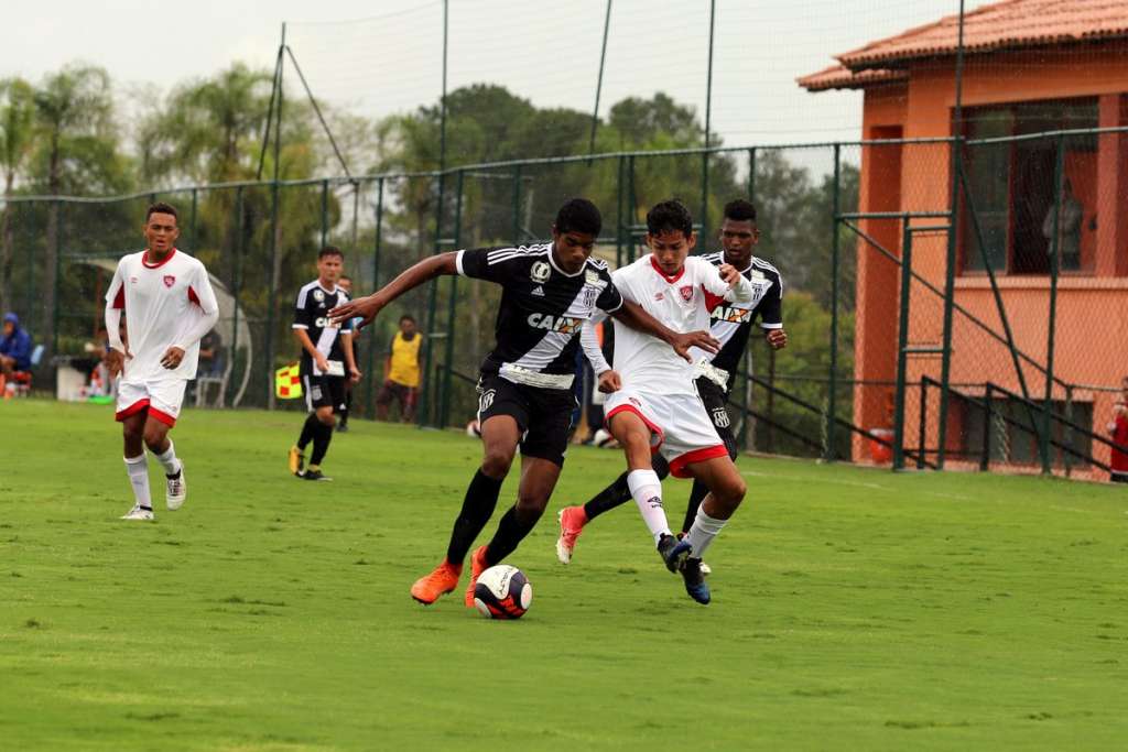 A Ponte Preta venceu o Desportivo Brasil por 1 a 0 e embolou ainda mais a briga pela segunda colocação