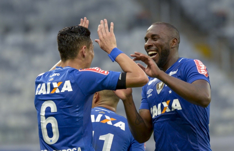 Manoel comemora gol com Diogo Barbosa: Cruzeiro mantém invencibilidade no Mineirão - Foto: Washington Alves/Light Press