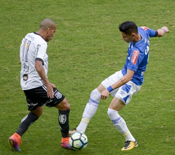 O atacante Emerson Sheik perdeu a chance de empatar o jogo ao finalizar em cima do goleiro