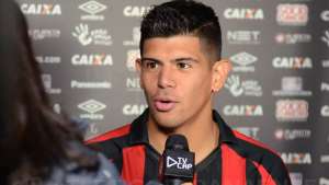 Sem Vidal, Chile convoca volante do Atlético-PR para enfrentar o Brasil