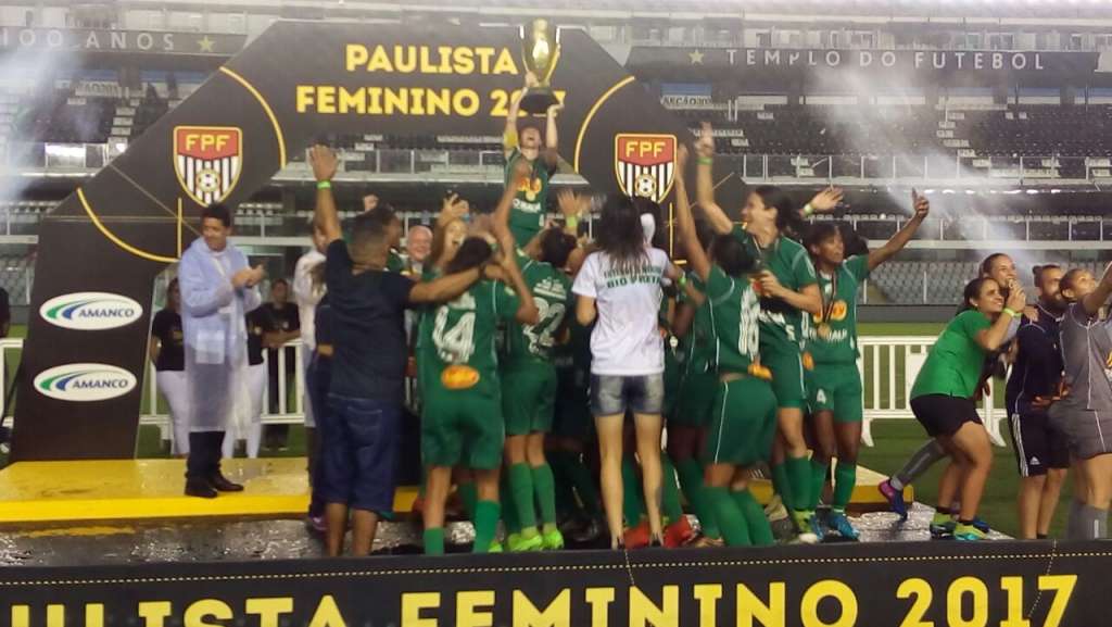 Jogadoras do Rio Preto comemoram o bicampeonato paulista conquistado sobre o Santos