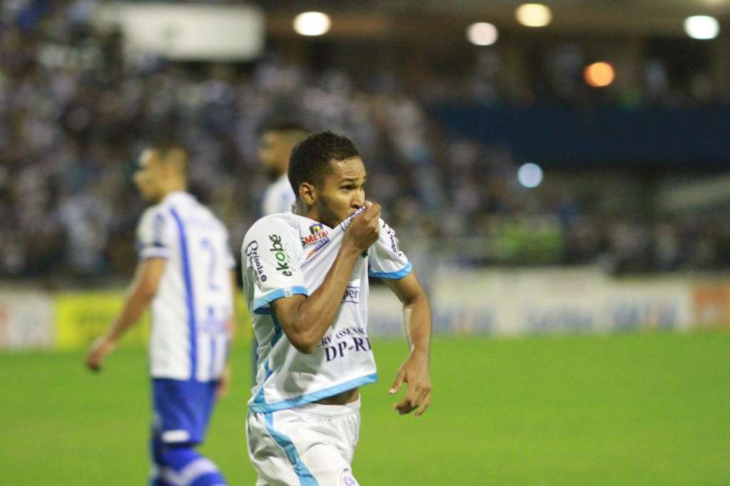 Everaldo comemora gol do São Bento no tempo normal: Herói e vilão no mesmo jogo - Foto: Jesus Vicente/EC São Bento