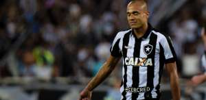 Médico acredita que tumor de Roger, atacante do Botafogo, é benigno