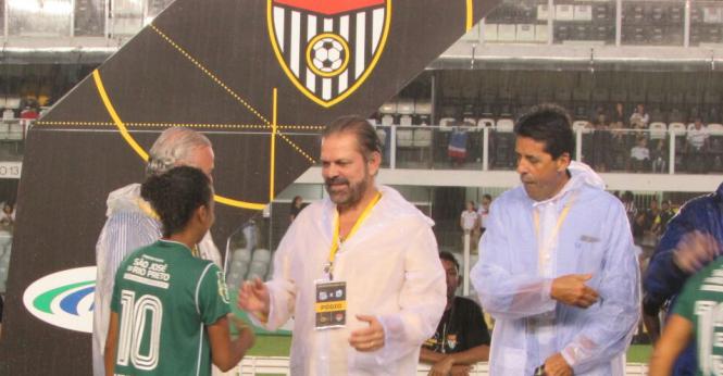 Reinaldo Carneiro Bastos, presidente da FPF, premiou as finalistas do Paulista Feminino na Vila Belmiro.